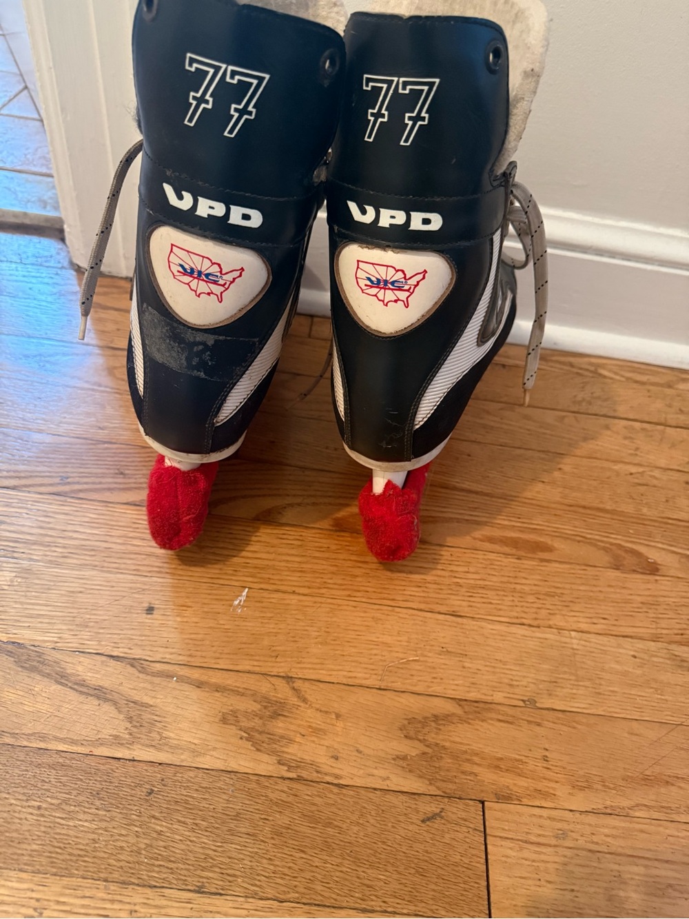 Men’s Black and White Hockey Skates (Size 10.5)